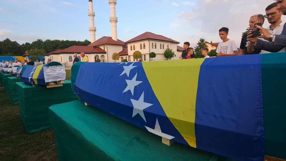 Najmlađa žrtva koja će biti ukopana ove godine je Semir (Aziz) Čelić koji je imao 24 godine kada je ubijen.