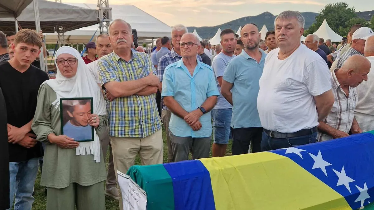 Najmlađa žrtva koja će biti ukopana ove godine je Semir (Aziz) Čelić koji je imao 24 godine kada je ubijen.