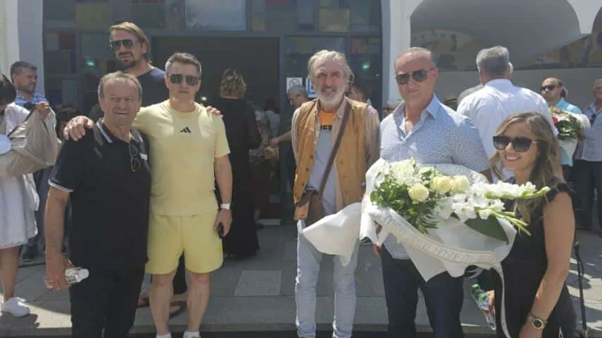 Prisutni su se u tišini i dostojanstvu oprostili od umjetnika čije su uloge u filmovima, predstavama i monodramama ostavile dubok trag u bosanskohercegovačkoj kulturi