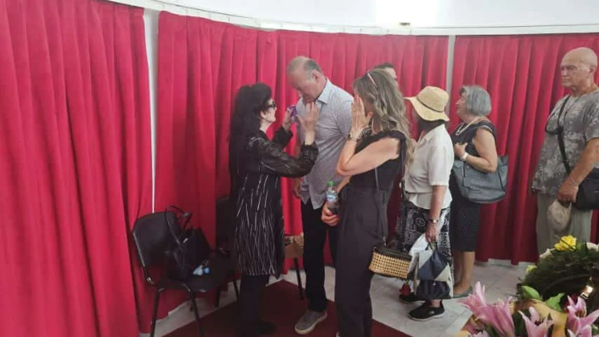 Prisutni su se u tišini i dostojanstvu oprostili od umjetnika čije su uloge u filmovima, predstavama i monodramama ostavile dubok trag u bosanskohercegovačkoj kulturi