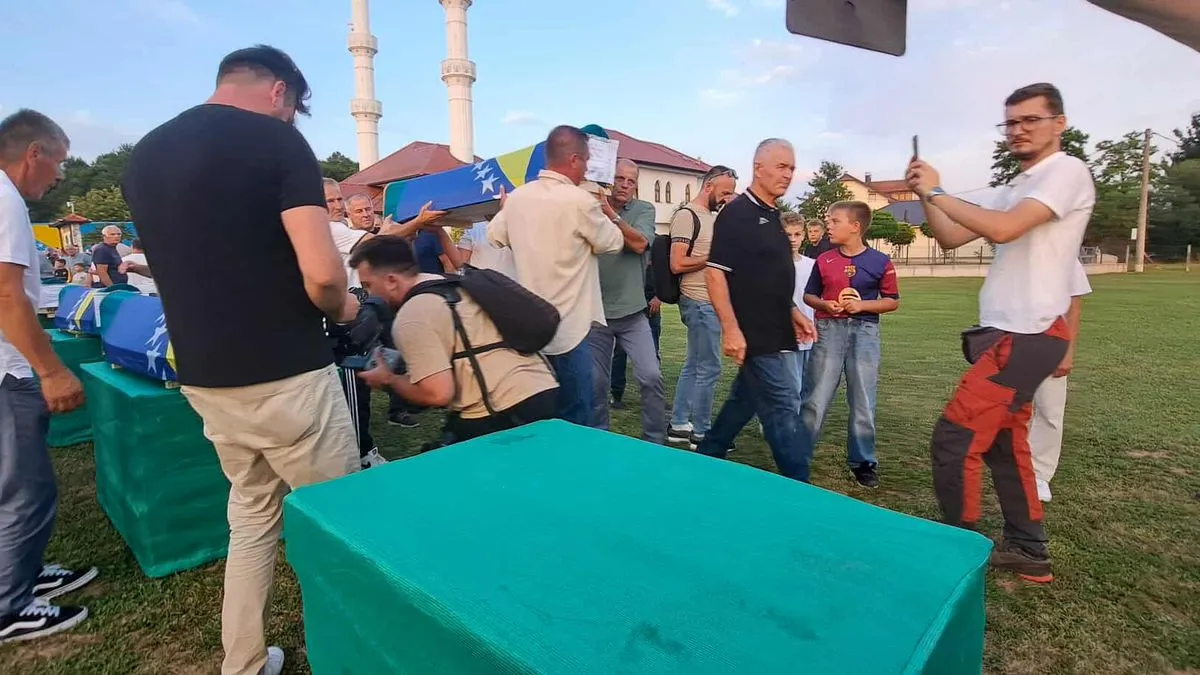 Najmlađa žrtva koja će biti ukopana ove godine je Semir (Aziz) Čelić koji je imao 24 godine kada je ubijen.