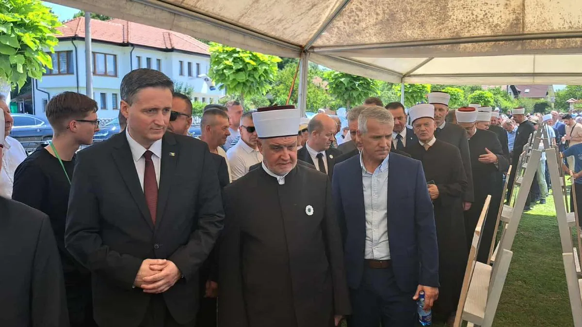 Prisutni su obišli izložbu sliku na kojima se nalaze lične stvari pronađene u masovnim grobnicama
