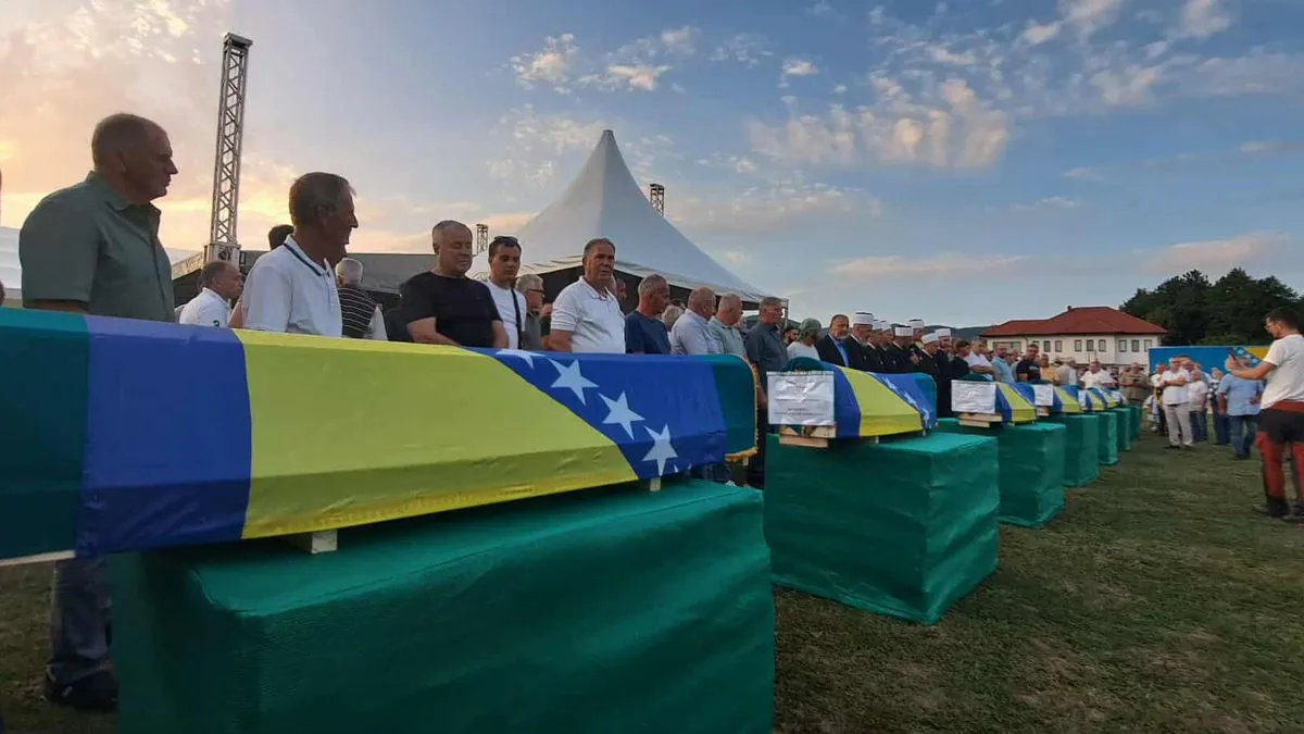 Najmlađa žrtva koja će biti ukopana ove godine je Semir (Aziz) Čelić koji je imao 24 godine kada je ubijen.