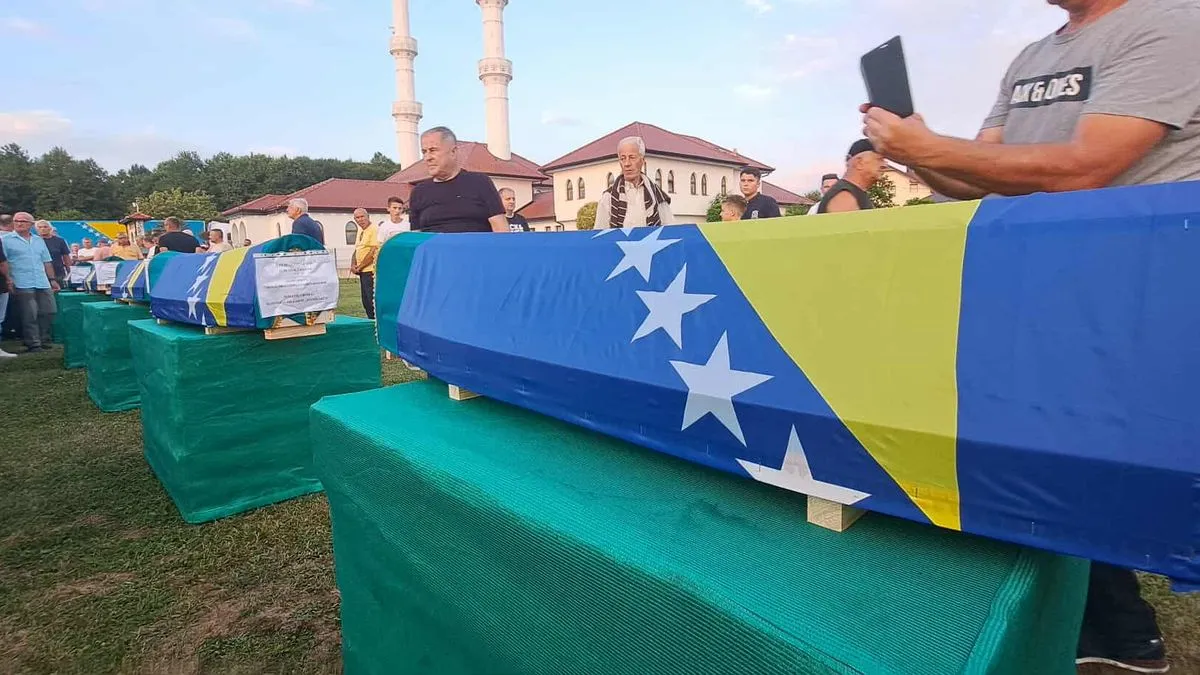 Najmlađa žrtva koja će biti ukopana ove godine je Semir (Aziz) Čelić koji je imao 24 godine kada je ubijen.