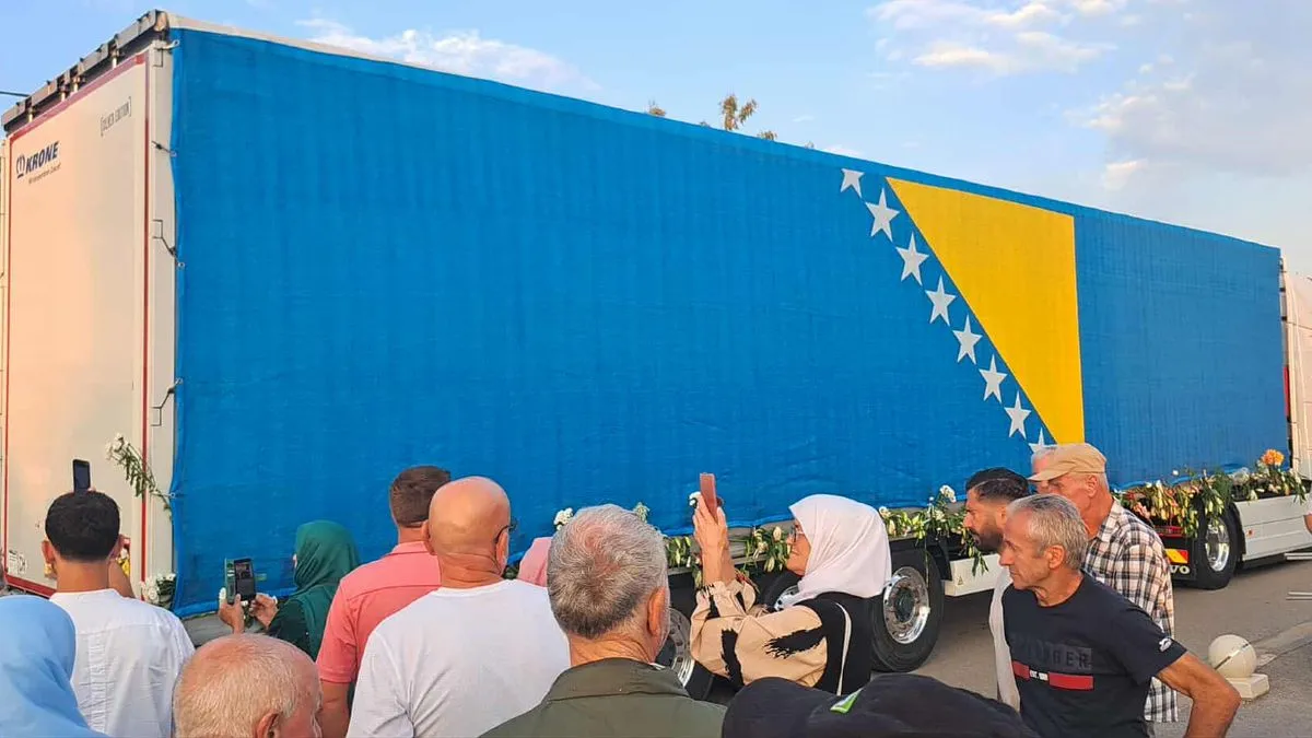 Najmlađa žrtva koja će biti ukopana ove godine je Semir (Aziz) Čelić koji je imao 24 godine kada je ubijen.