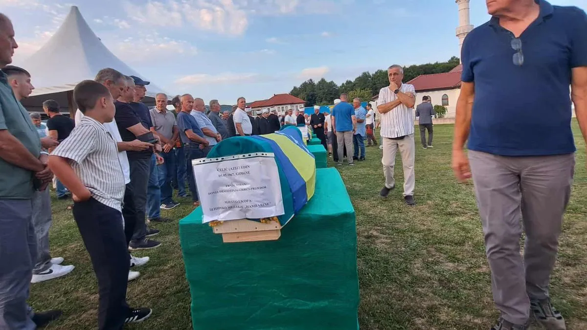 Najmlađa žrtva koja će biti ukopana ove godine je Semir (Aziz) Čelić koji je imao 24 godine kada je ubijen.