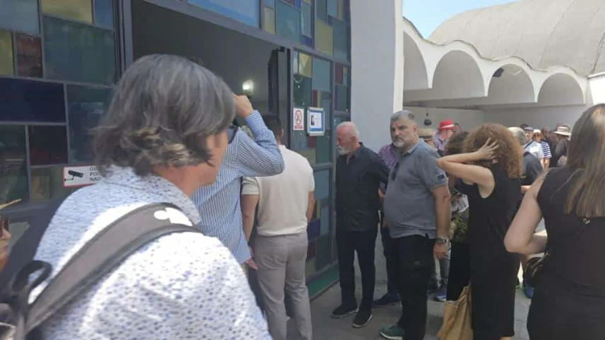 Prisutni su se u tišini i dostojanstvu oprostili od umjetnika čije su uloge u filmovima, predstavama i monodramama ostavile dubok trag u bosanskohercegovačkoj kulturi