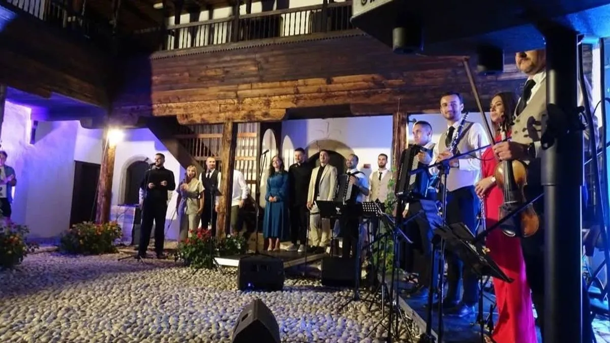 Ismet Alajbegović Šerbo je bio revolucionarna ličnost u poimanju sevdaha dajući sevdalinci današnji duh koji poznajemo „kao izvorni način interpretacije.“  