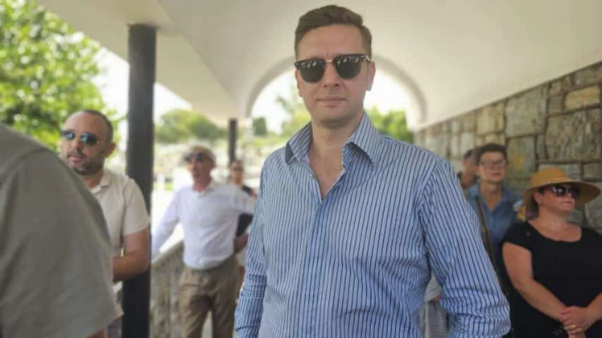 Prisutni su se u tišini i dostojanstvu oprostili od umjetnika čije su uloge u filmovima, predstavama i monodramama ostavile dubok trag u bosanskohercegovačkoj kulturi