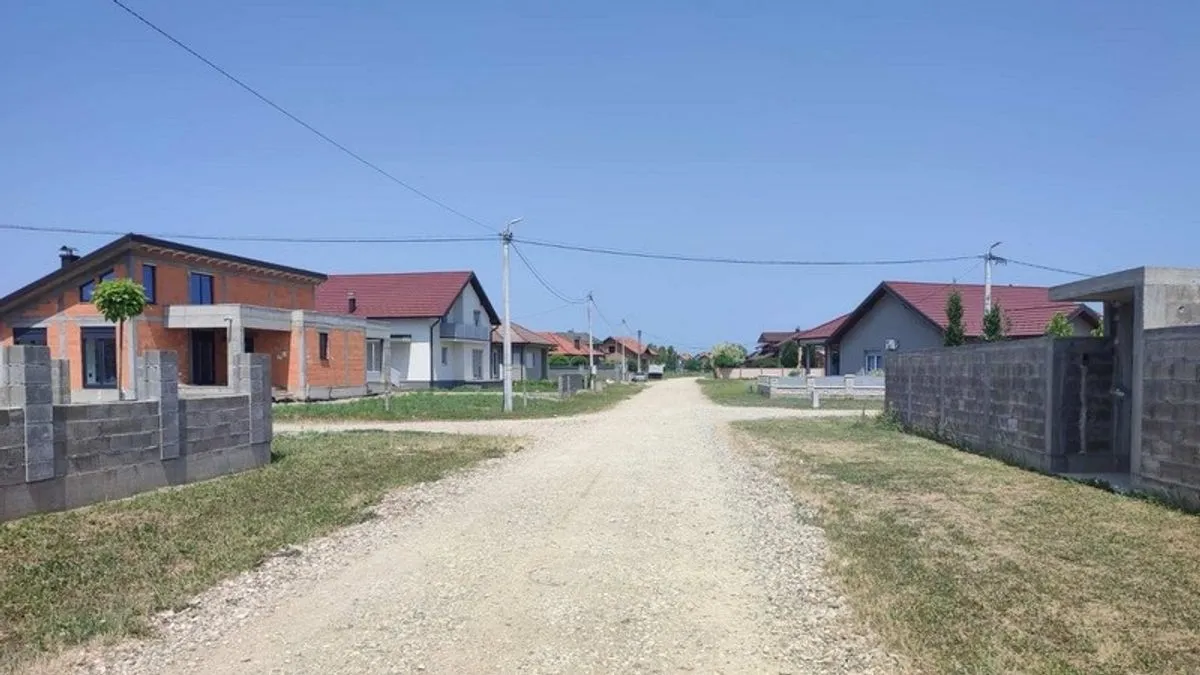 Zelene površine koje su prvobitno planirane kao ukras i rekreacija postale su zapuštene, što je dovelo do pojave glodara... 