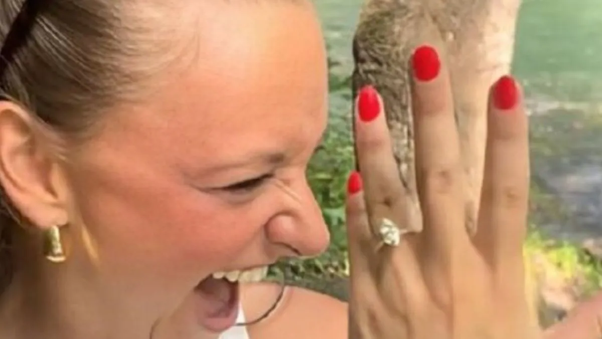 Pas pluta niz brzu rijeku baš u trenutku kad se njegova vlasnica hvali vjereničkim prstenom