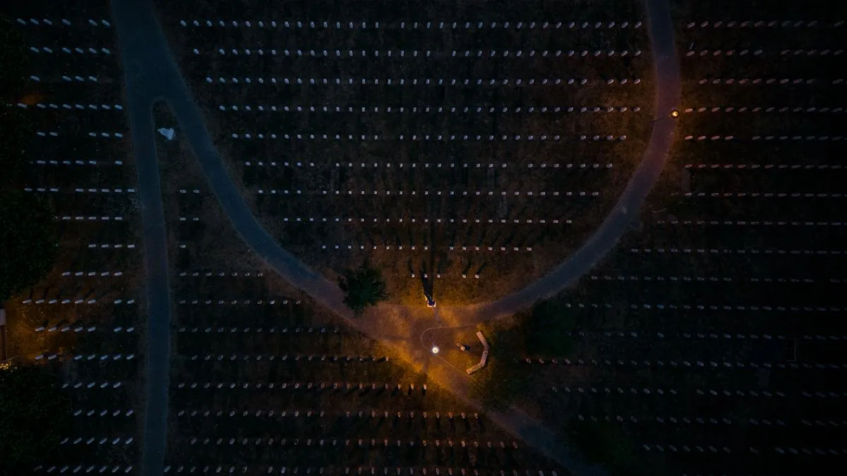 Bijeli nišani dominiraju tamnom noći u Potočarima: Svaki od njih nosi ime, godinu rođenja i smrti 