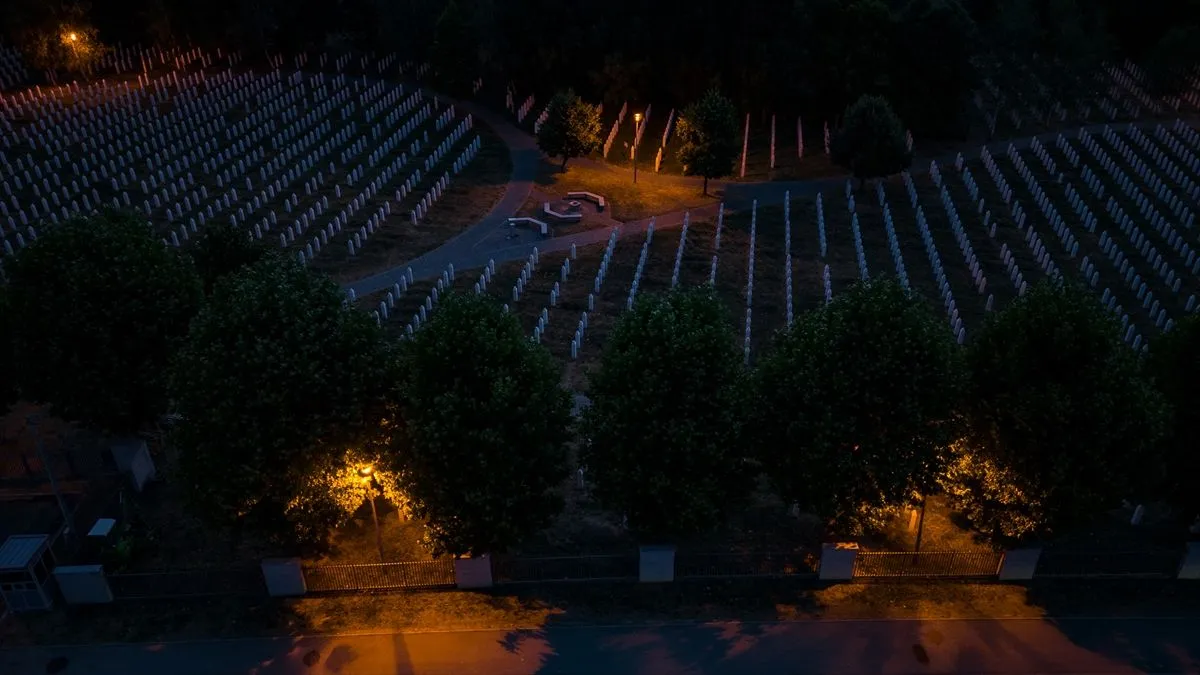 Bijeli nišani dominiraju tamnom noći u Potočarima: Svaki od njih nosi ime, godinu rođenja i smrti 