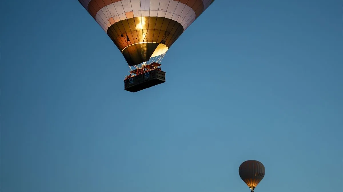 Svako jutro, s izlaskom sunca, nebo iznad Kapadokije ispune šareni baloni na vrući zrak