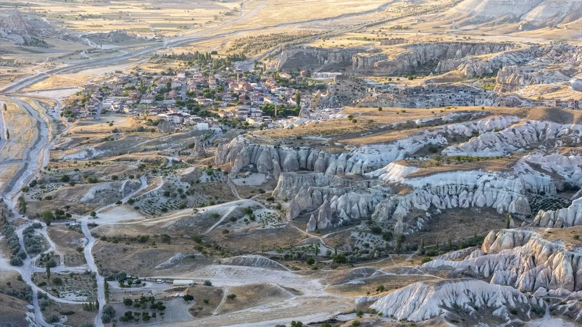 Svako jutro, s izlaskom sunca, nebo iznad Kapadokije ispune šareni baloni na vrući zrak
