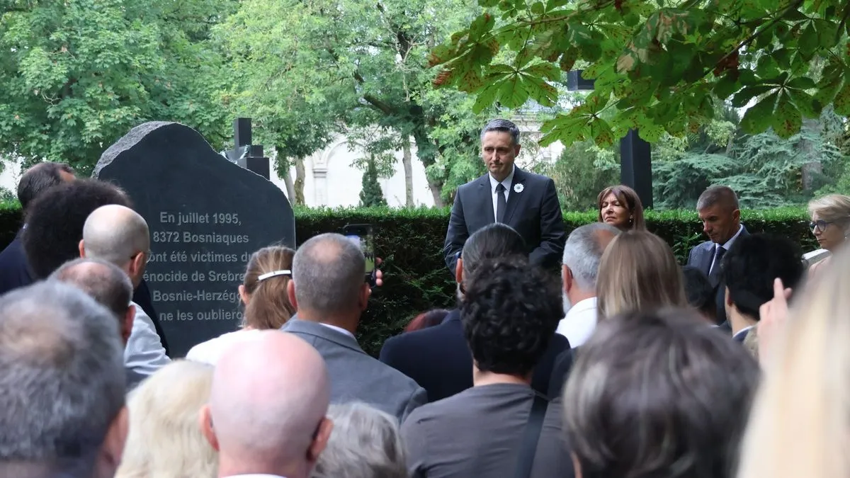Spomenik je, u povodu 30. godišnjice obilježavanja genocida nad Bošnjacima, podignut odlukom Gradskog vijeća Pariza, uz podršku Hidalgo.
