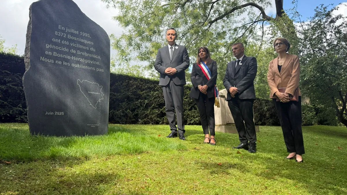Spomenik je, u povodu 30. godišnjice obilježavanja genocida nad Bošnjacima, podignut odlukom Gradskog vijeća Pariza, uz podršku Hidalgo.