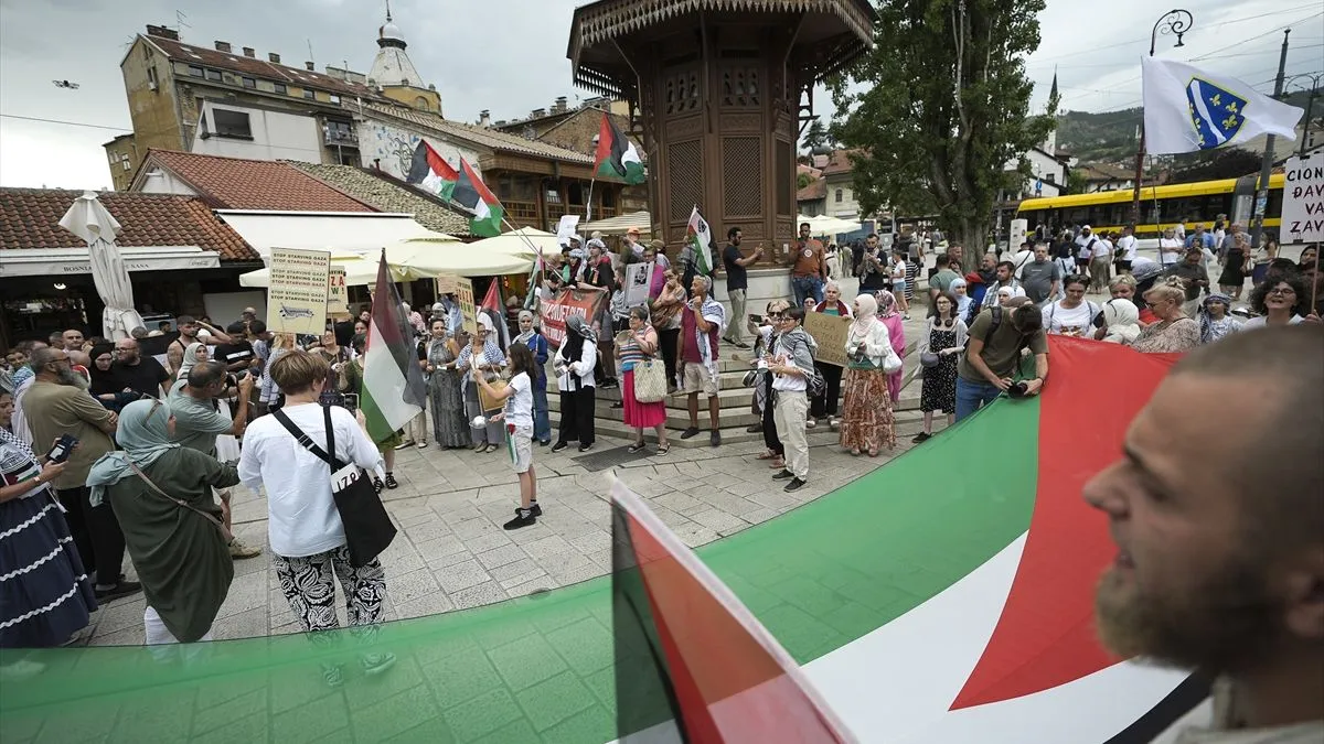 Tokom šetnje, učesnici su uzvikivali propalestinske slogane, pozivajući na okončanje nasilja i otvaranje koridora za humanitarnu pomoć.