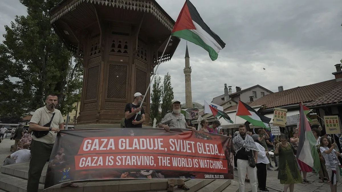 Tokom šetnje, učesnici su uzvikivali propalestinske slogane, pozivajući na okončanje nasilja i otvaranje koridora za humanitarnu pomoć.