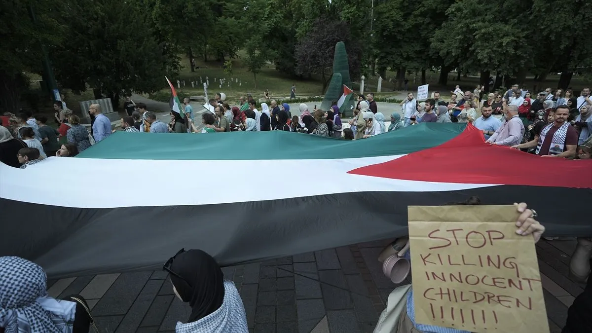 Tokom šetnje, učesnici su uzvikivali propalestinske slogane, pozivajući na okončanje nasilja i otvaranje koridora za humanitarnu pomoć.