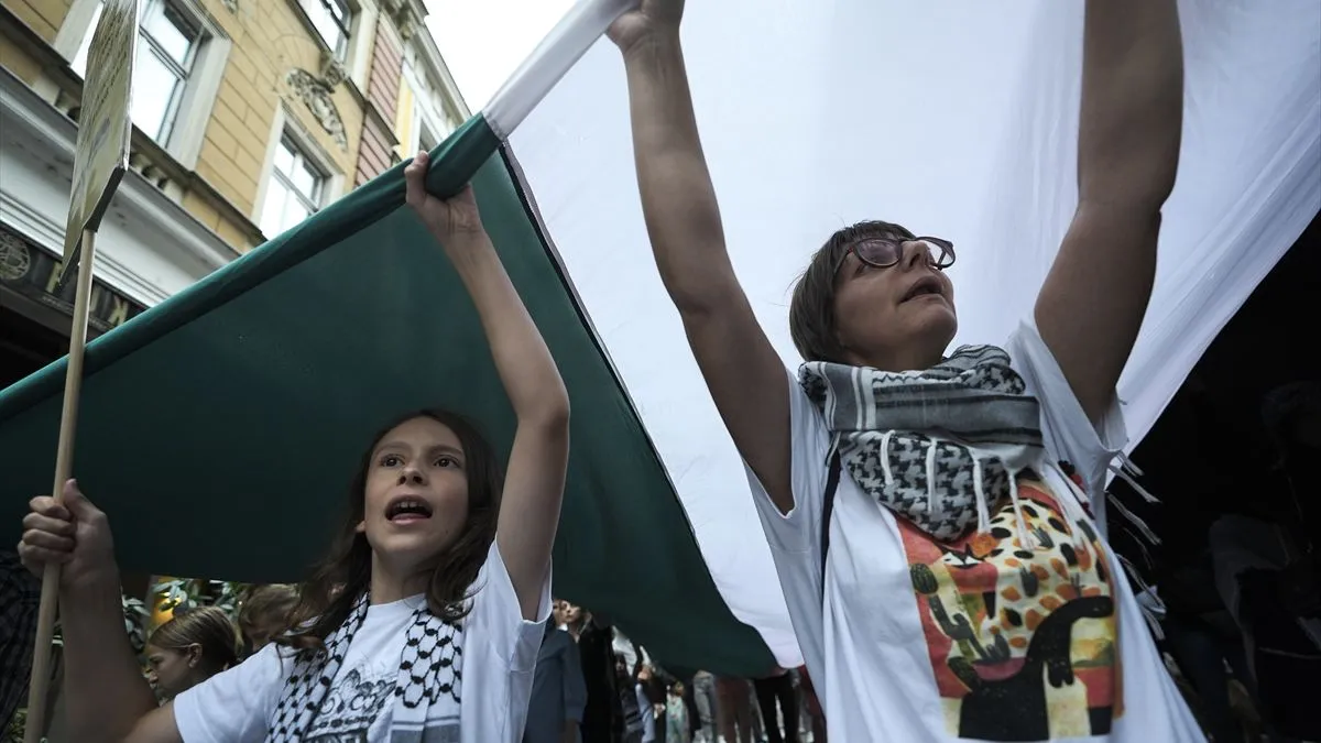 Tokom šetnje, učesnici su uzvikivali propalestinske slogane, pozivajući na okončanje nasilja i otvaranje koridora za humanitarnu pomoć.