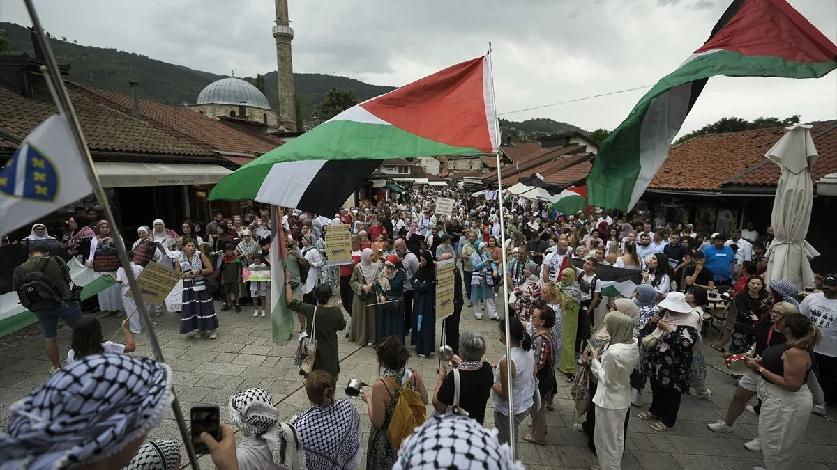 Tokom šetnje, učesnici su uzvikivali propalestinske slogane, pozivajući na okončanje nasilja i otvaranje koridora za humanitarnu pomoć.