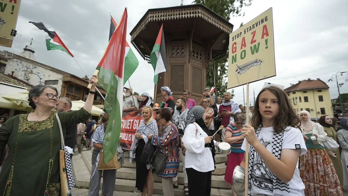 Tokom šetnje, učesnici su uzvikivali propalestinske slogane, pozivajući na okončanje nasilja i otvaranje koridora za humanitarnu pomoć.