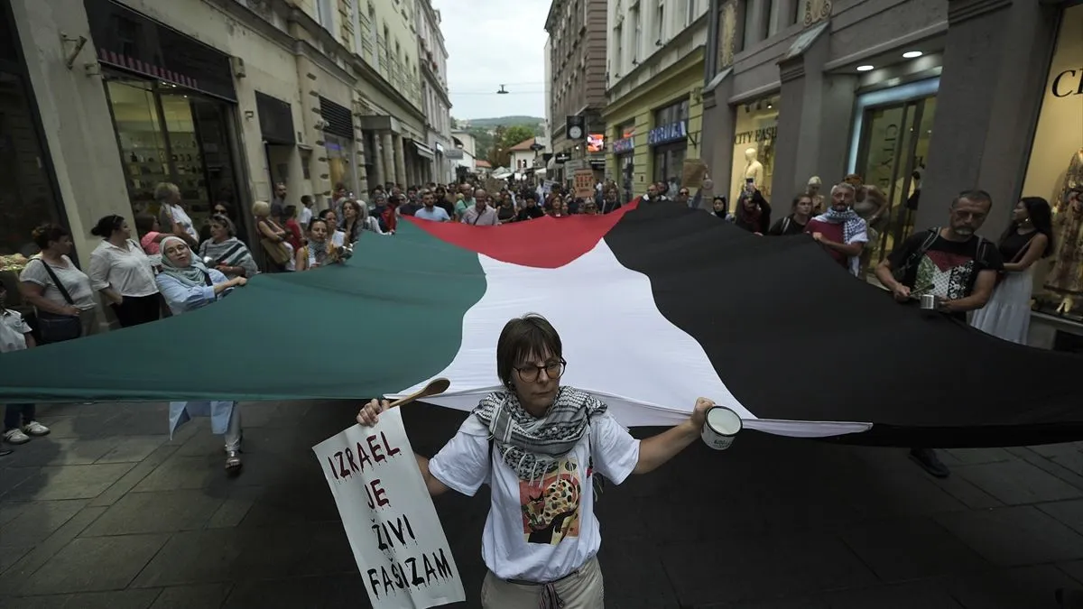 Tokom šetnje, učesnici su uzvikivali propalestinske slogane, pozivajući na okončanje nasilja i otvaranje koridora za humanitarnu pomoć.