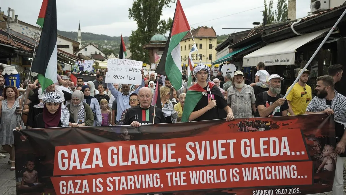 Tokom šetnje, učesnici su uzvikivali propalestinske slogane, pozivajući na okončanje nasilja i otvaranje koridora za humanitarnu pomoć.