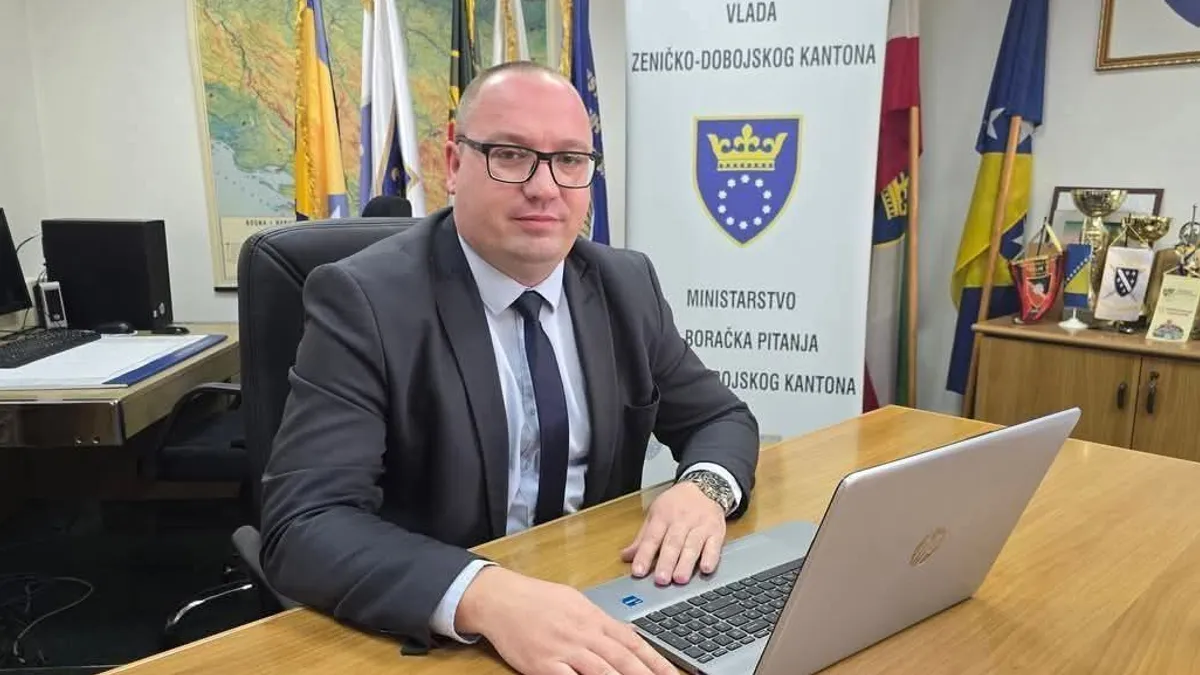 Desetljeća su prošla od okončanja agresije na BiH, ali sjećanje na one koji su nesebično dali svoje živote i dijelove tijela za našu slobodu nikada ne smije izblijediti. 