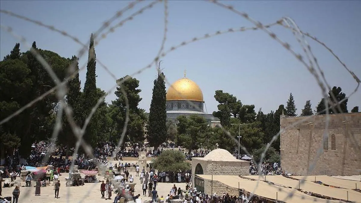 Džamija Al-Aksa je treće najsvetije mjesto za muslimane u svijetu, dok je Jevreji nazivaju "Brdo hrama", tvrdeći da su se tu u drevnim vremenima nalazila dva jevrejska hrama.