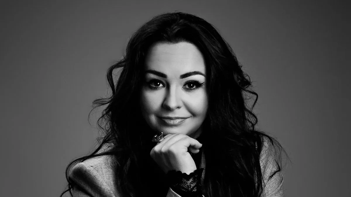 Aldijana pjeva o univerzalnoj istini – o ženama koje, uprkos svim poteškoćama, ostaju dostojanstvene, često ne pokazujući svoje emocije drugima.