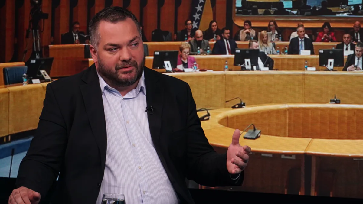 Političari se spremaju na ljetne odmore, a javnost iščekuje drugostepenu presudu u slučaju 'Dodik'. 