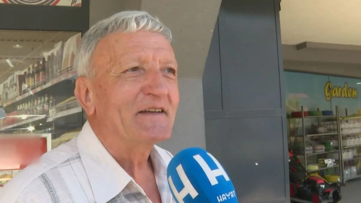 ‘Sam sam. Sedamsto maraka penzije. Ne može da bude. I voda, i struja, i sve komunalije su poskupile, sve. Kome se žaliti,' kazao nam je.