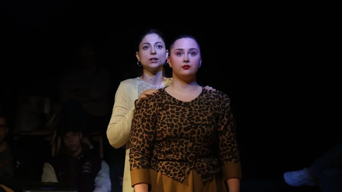 U predstavi igraju: Milica Petković, Anastasija Vidović, Nikolina Bilandžija, Natalija Medojević i Nikola Radivojac