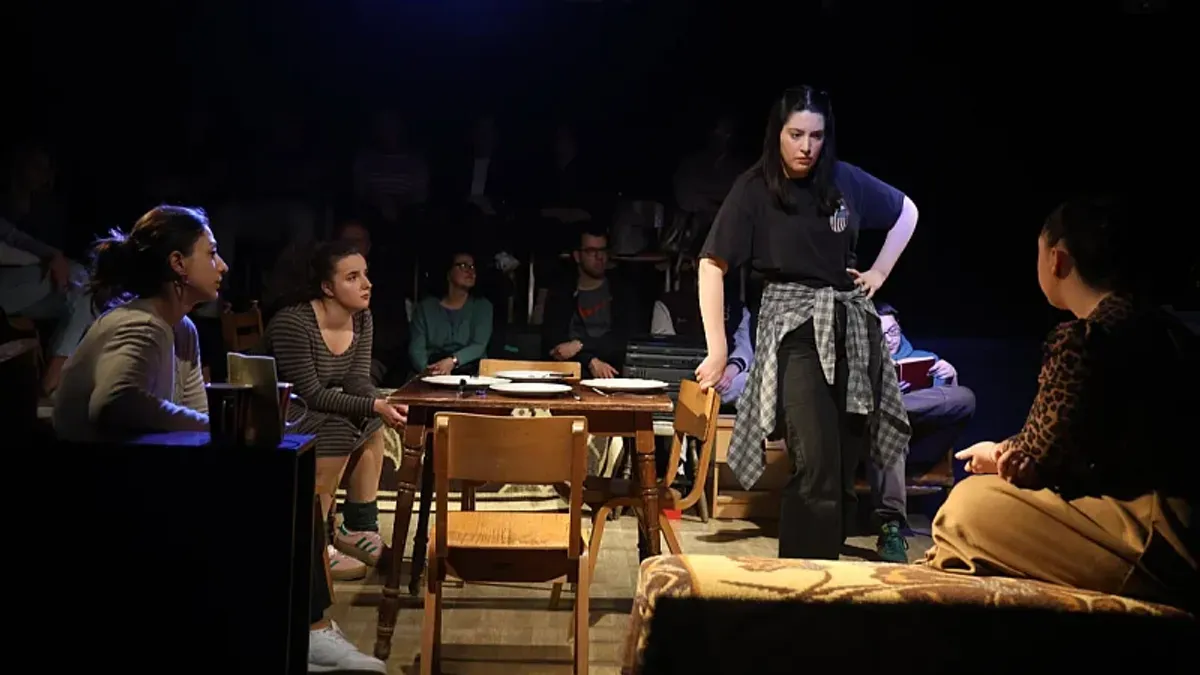 U predstavi igraju: Milica Petković, Anastasija Vidović, Nikolina Bilandžija, Natalija Medojević i Nikola Radivojac