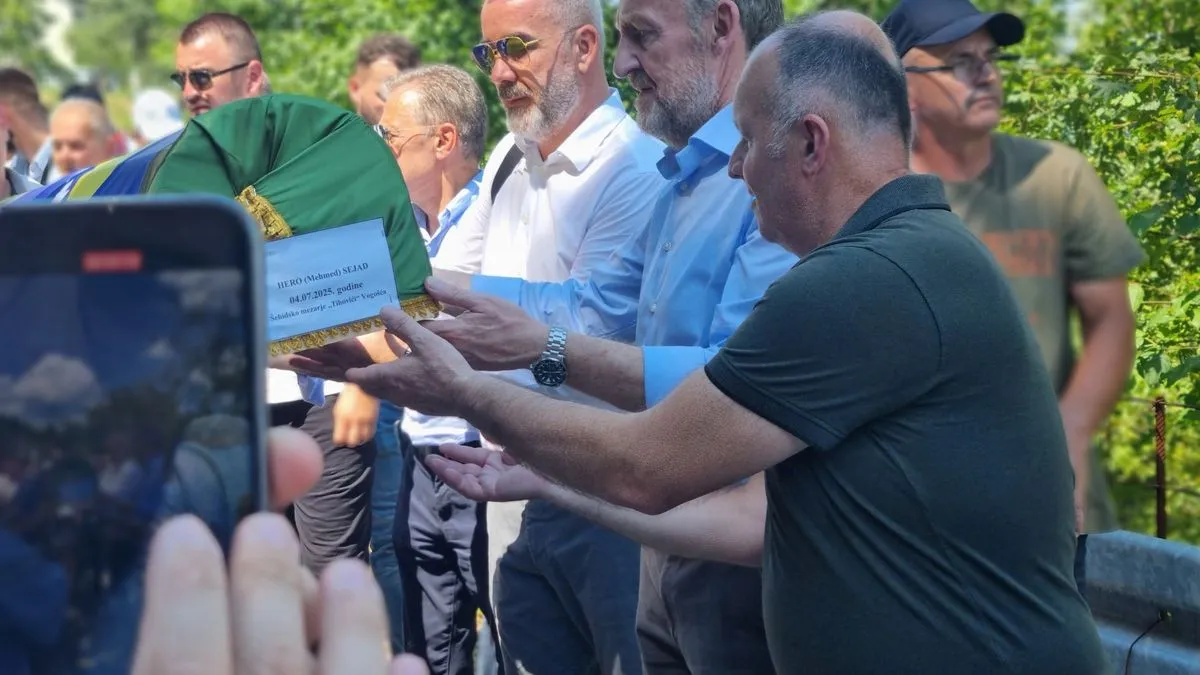 Najmlađa žrtva koja je ukopana je Esad Hadžić, koji je imao 24 godine kada je ubijen. 