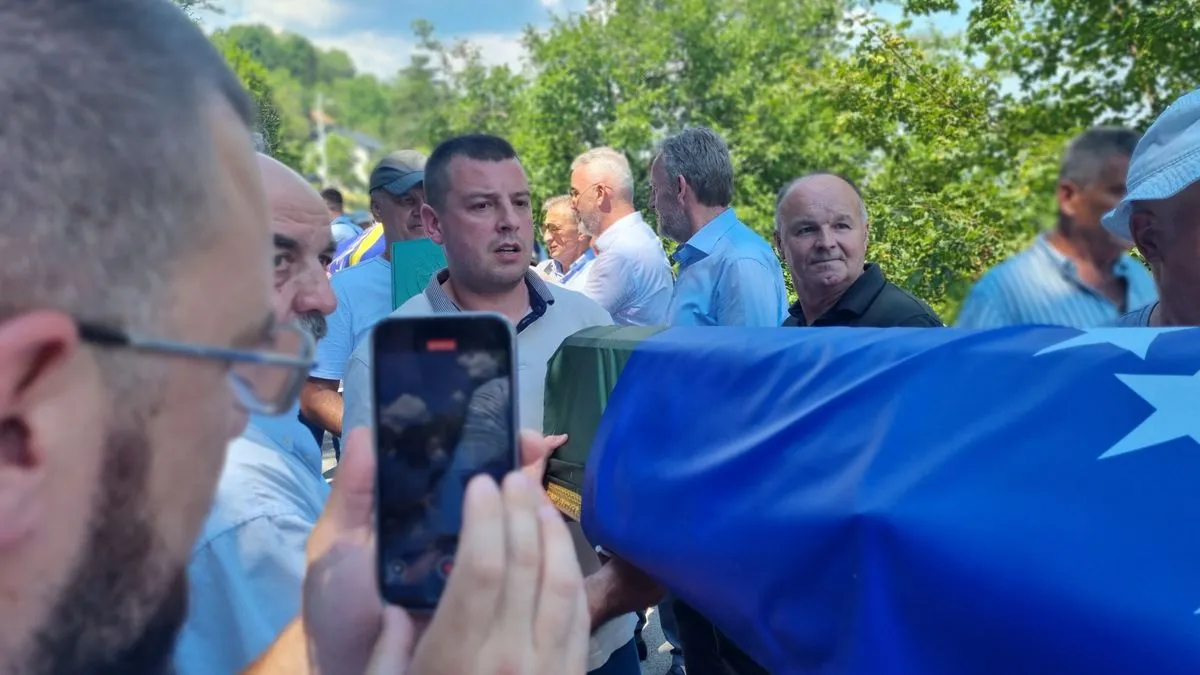 Najmlađa žrtva koja je ukopana je Esad Hadžić, koji je imao 24 godine kada je ubijen. 