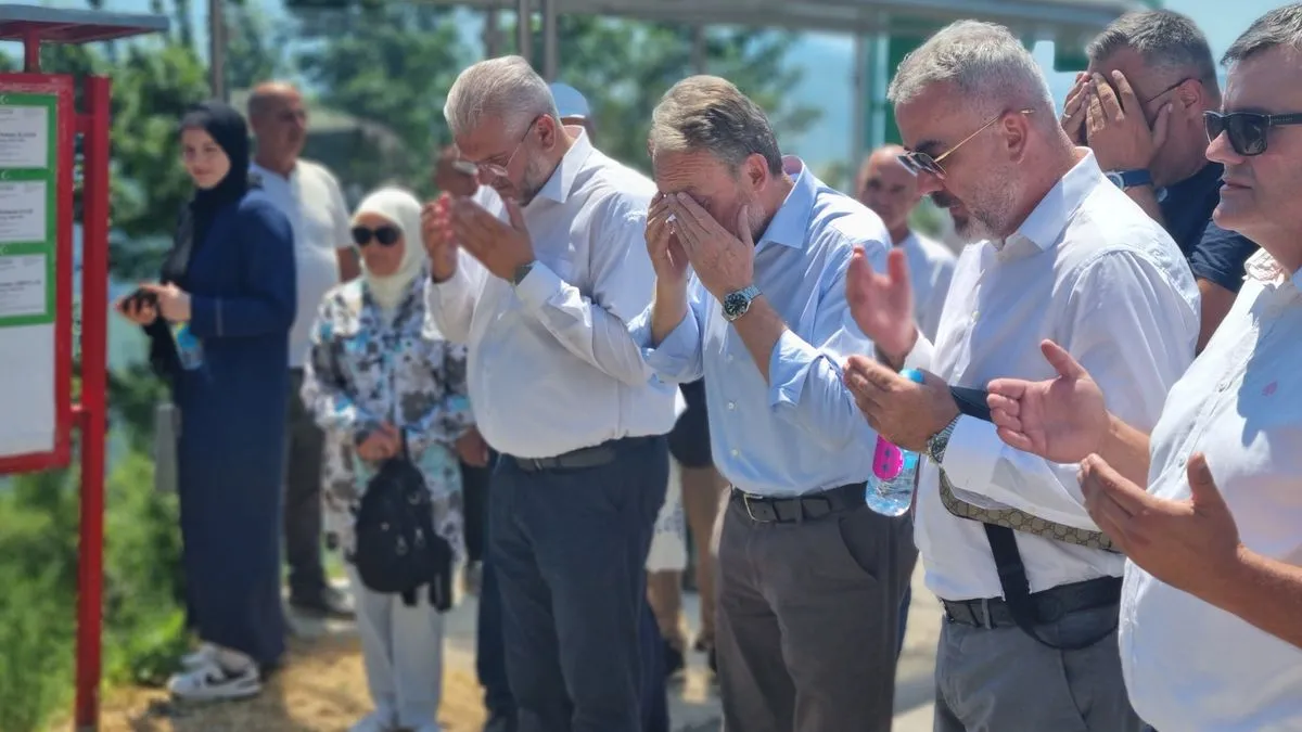 Najmlađa žrtva koja je ukopana je Esad Hadžić, koji je imao 24 godine kada je ubijen. 