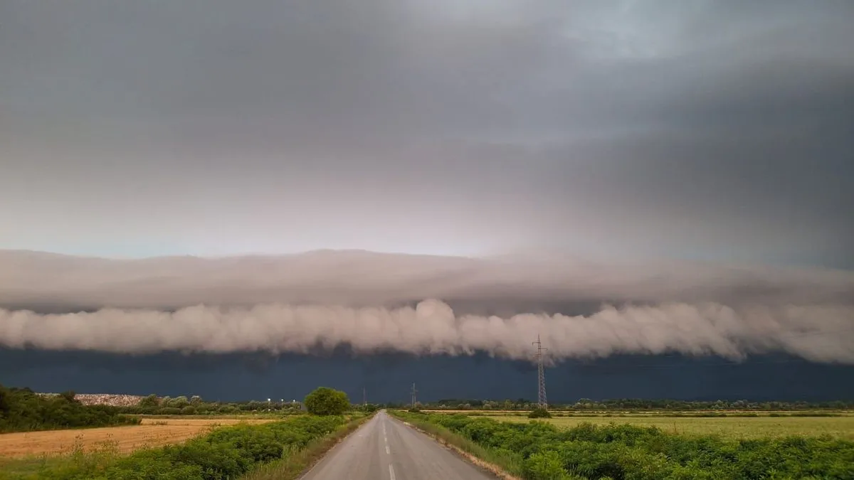Jutros je iznad Nove Gradiške, na samoj granici s Bosnom i Hercegovinom, zabilježena spektakularna i ujedno prijeteća pojava na nebu. 