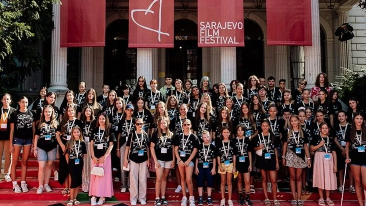Da biste bili član/ica žirija TeenArena programa 31. Sarajevo Film Festivala, potrebno je da imate od 13 do 18 godina te da iskažete interes putem kratkog motivacionog pisma.