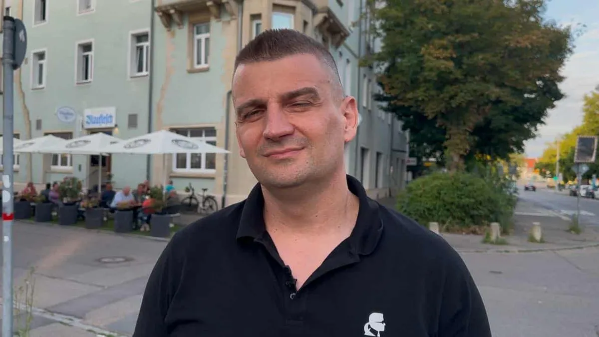 Davor nam otkriva prve dane u Njemačkoj, kada je kao 20-godišnjak stigao autobusom u Frankfurt i već isti dan završio na baušteli.