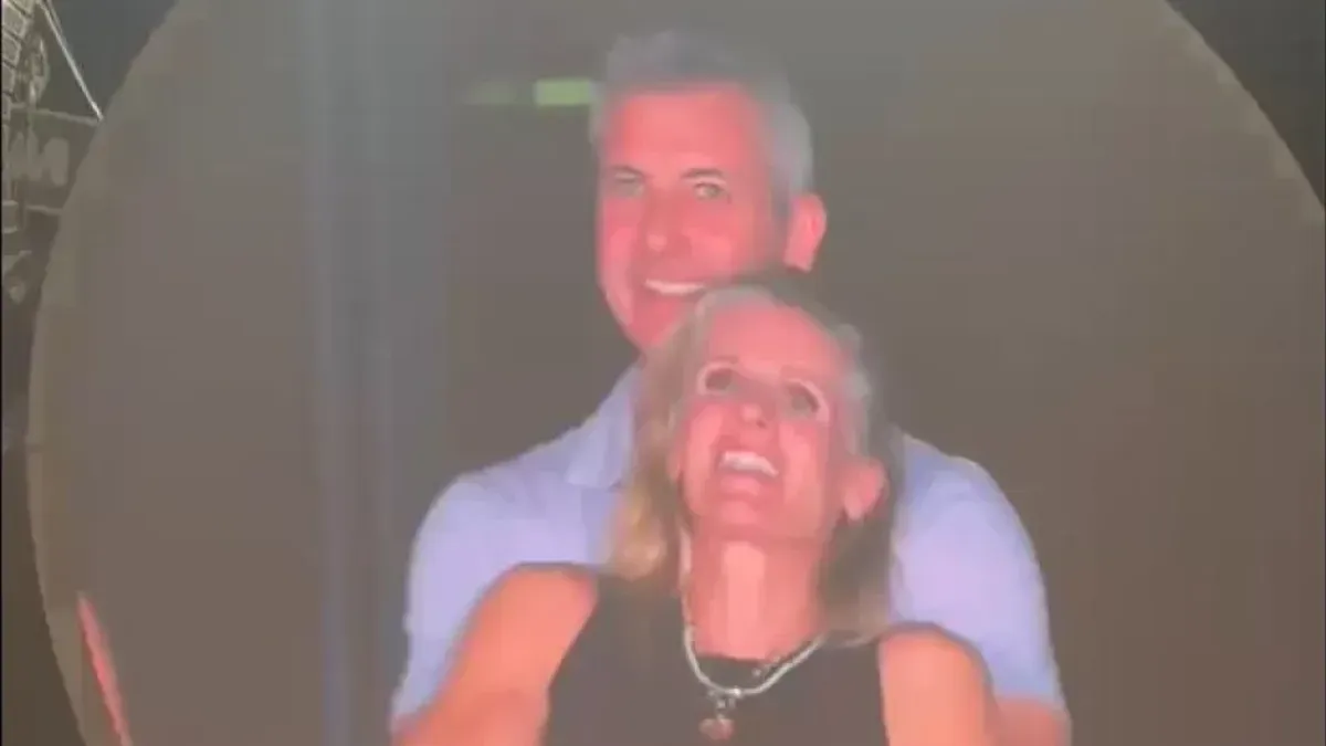 Sve se dogilo nakon što je snimljen kako se grli s kolegicom, voditeljicom ljudskih resursa Kristin Cabot