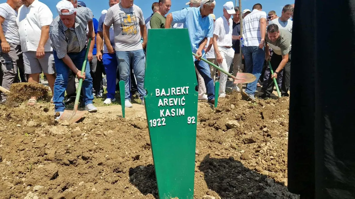 Dedin Jasin za posljednji put šehida: Tihi oproštaj u Kamičanima