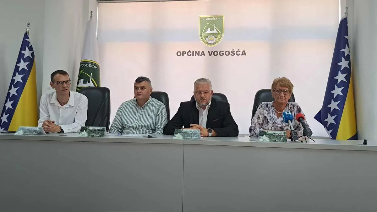 On podsjeća kako su žrtve koje se u petak kopaju pronađene 1996. godine u tri različite masovne grobnice 