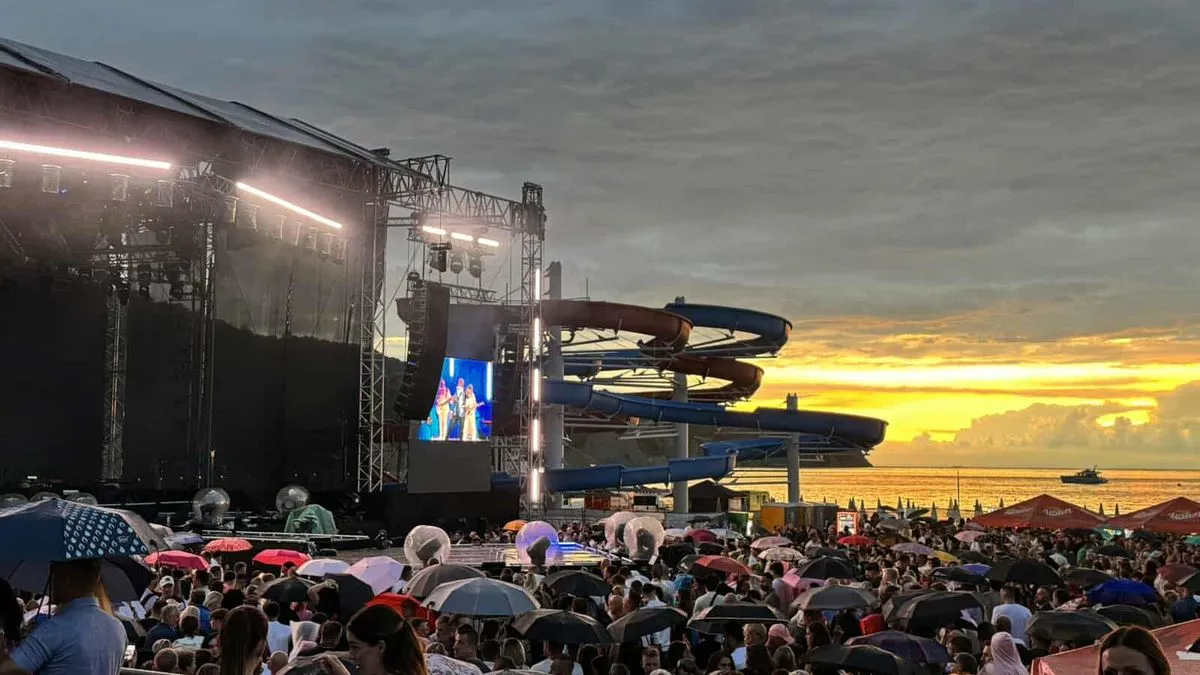 Dino uspijeva da bude glas koji ujedinjuje, a njegovi stihovi postaju himne generacija.