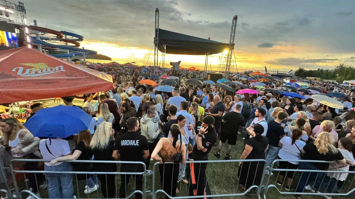 Dino uspijeva da bude glas koji ujedinjuje, a njegovi stihovi postaju himne generacija.