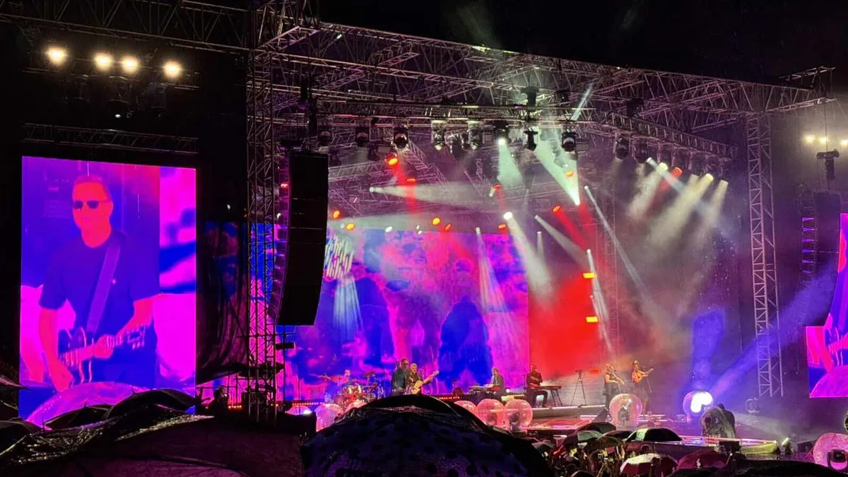 Dino uspijeva da bude glas koji ujedinjuje, a njegovi stihovi postaju himne generacija.