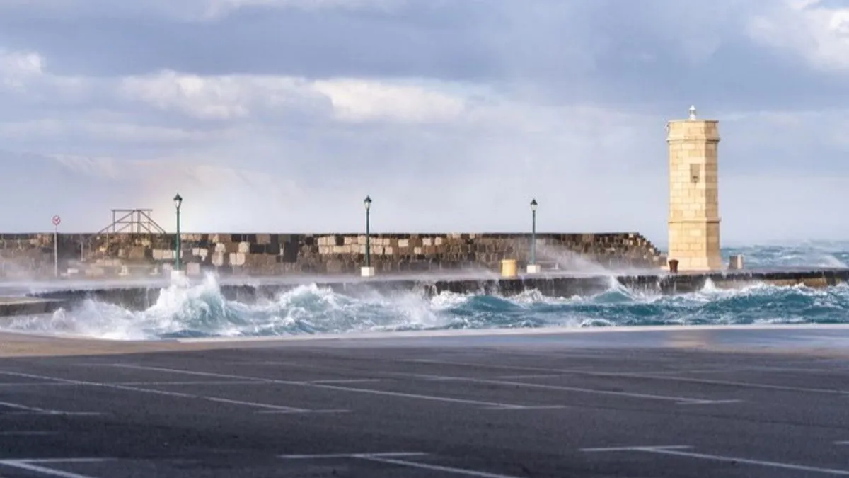 Zbog intenzivnog saobraćaja, u većim gradovima, na obilaznicama i pojedinim pravcima autoputeva bilježe se gužve i povremeni zastoji.