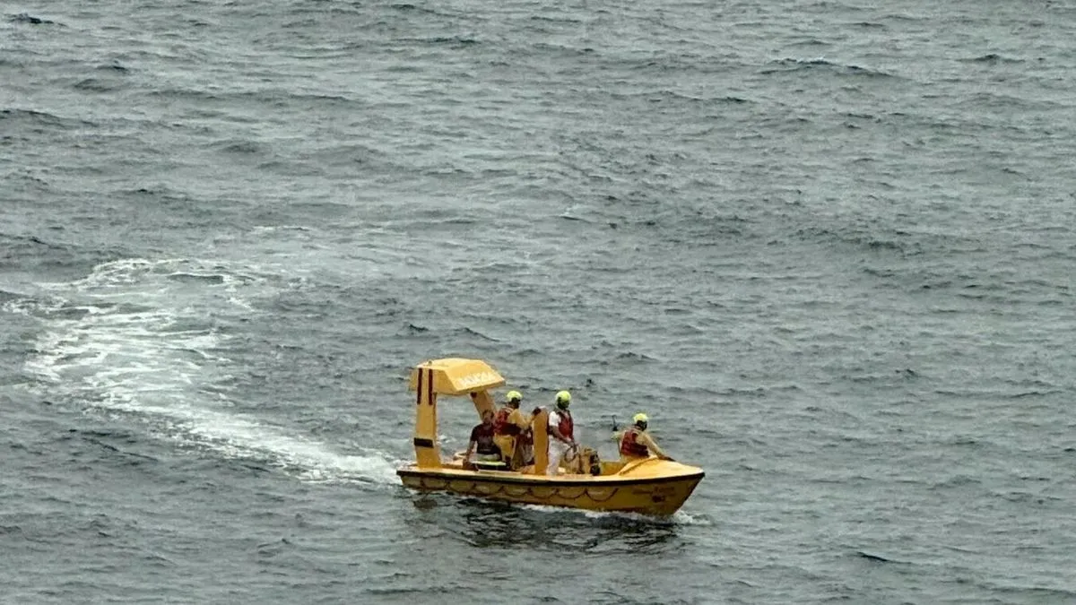 Prema pisanju New York Posta, otac je oko 20 minuta držao djevojčicu iznad vode dok nije stigla pomoć.